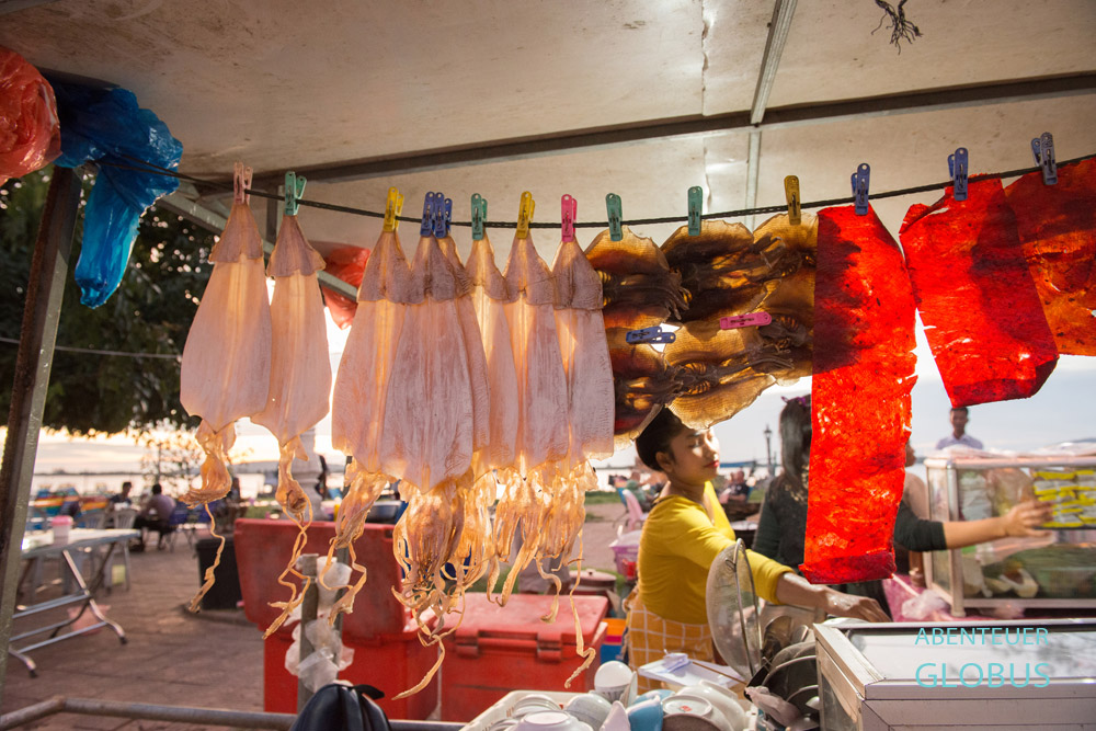 Händler auf dem Nachtmarkt bieten Snacks und Getränke in Koh Kong