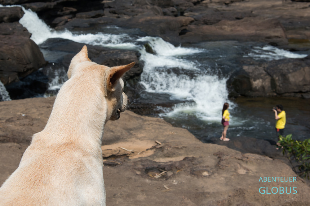 Kambodscha, Koh Kong, Kambodschanische Touristen am Wasserfall Tatai