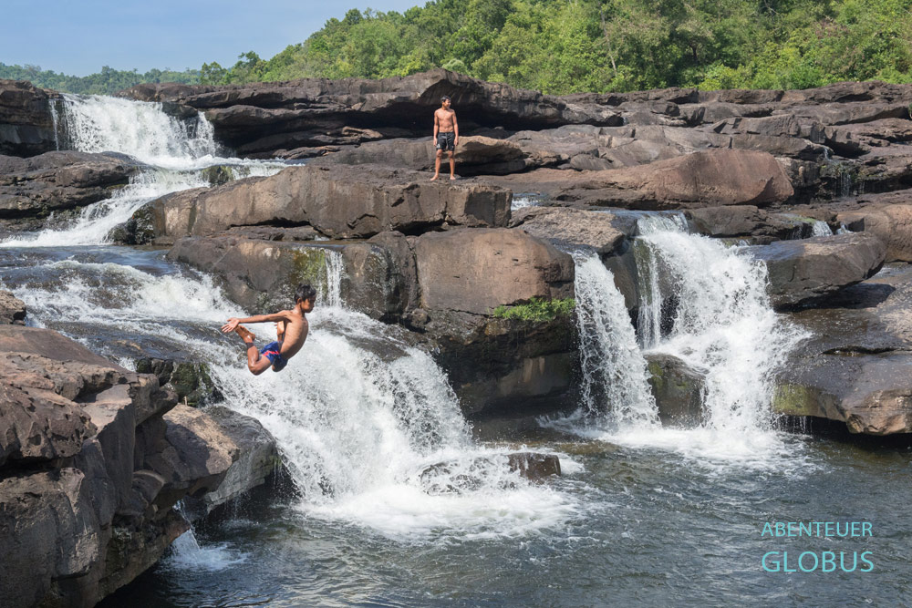 Badende Kinder am Tatai-Wasserfall in Koh Kong