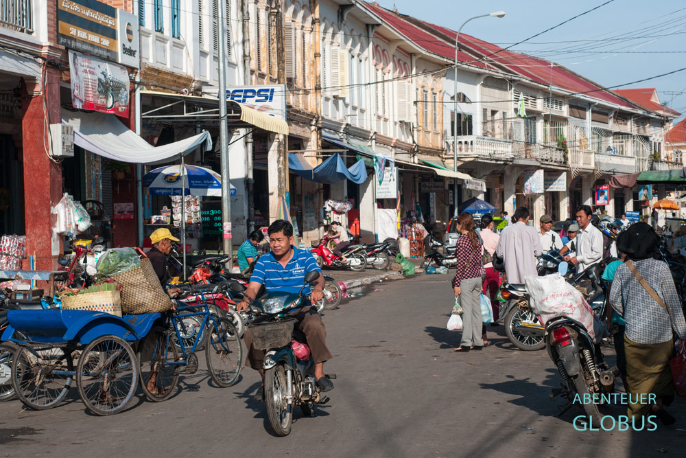 Kambodscha, Kampong Cham, Einige Häuser in der Altstadt erstrahlen wieder im neuem Glanz.