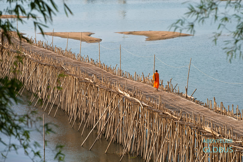 Kambodscha, Kampong Cham, Von Kompong Cham zur Insel Koh Pbain gelangt man über eine fragile Bambusbrücke. Darüber fahren auch Autos.