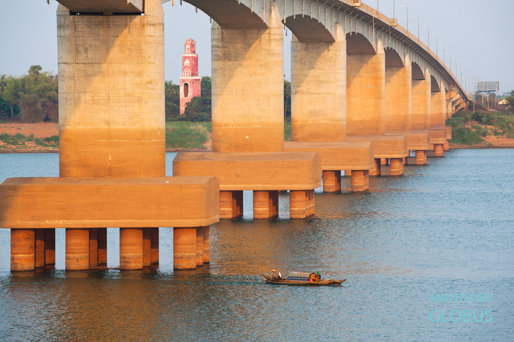 Kambodscha, Kampong Cham, Die moderne Brücke Spean Kizuna wurde nach dreijähriger Bauzeit eröffnet.