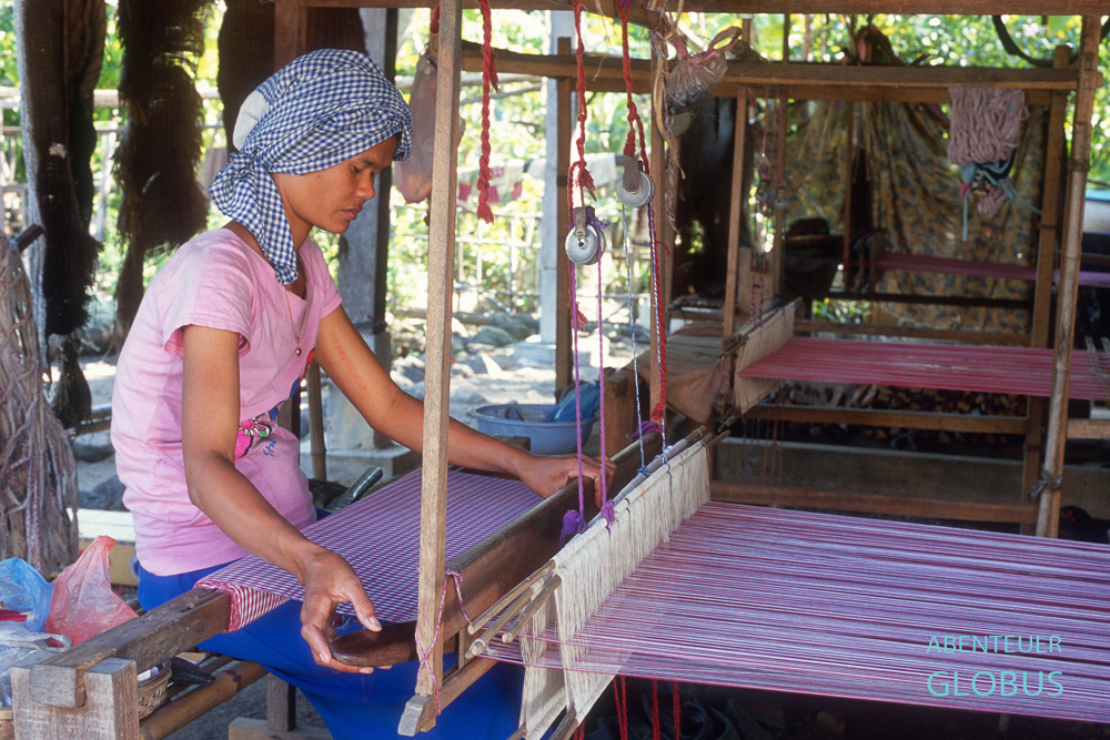 Eine Frau webt den traditionellen Krama.
