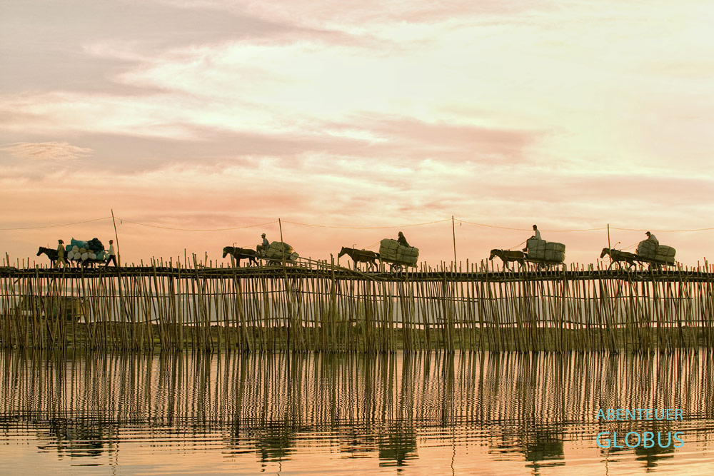 Kambodscha, Kompong Cham, Temporäre 600 Meter lange Bambusbrücke führt über den Mekong
