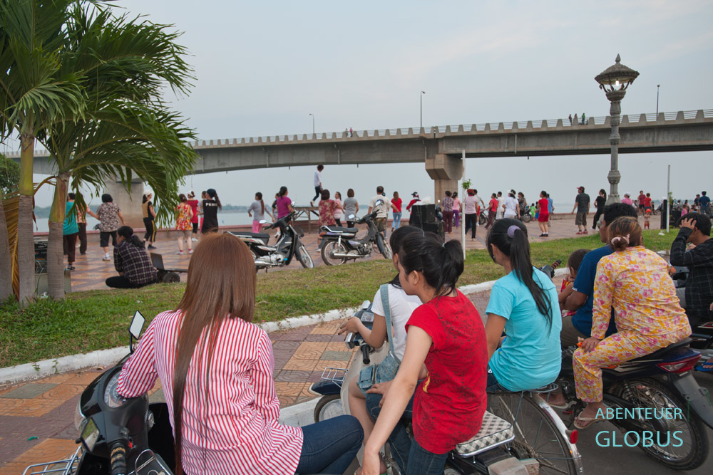 Auf der Uferpromenade in Kampong Cham treffen sich die Einheimischen zum Snack, zur Aerobic und leichter Tanzmusik.