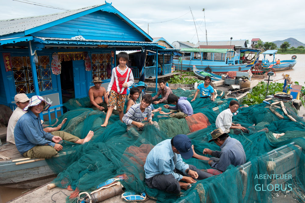 Viele Menschen in Kambodscha leben vom Fischfang. Im Hafen von Kompong Chhnang sortieren und reparieren die Fischer ihre Fangnetze am Mekong.