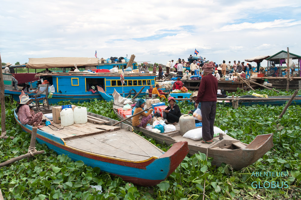 Vom Hafen Kampong Chhnang fahren die Schiffe und Boote zu den schwimmenden Dörfern auf dem Tonle-Sap-Fluss.
