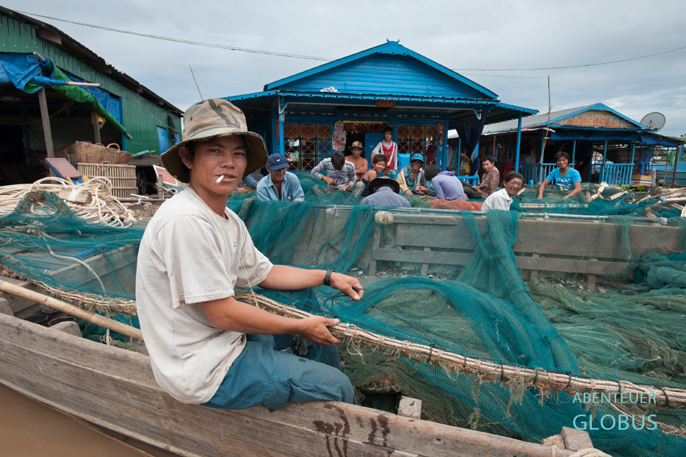 Kampong Chhnang: Fischer reparieren ihre Fangnetze im Hafen der Tontöpfe, wie die Stadt in Khmer heißt.