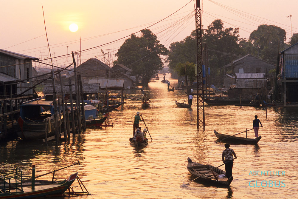 Kompong Chhnang: In und kurz nach der Regenzeit paddeln die Bewohner dieser Pfahlhäuser nach Hause. Sobald der Wasserstand des Tonle Sap sinkt, kommt eine Asphaltstraße zum Vorschein.