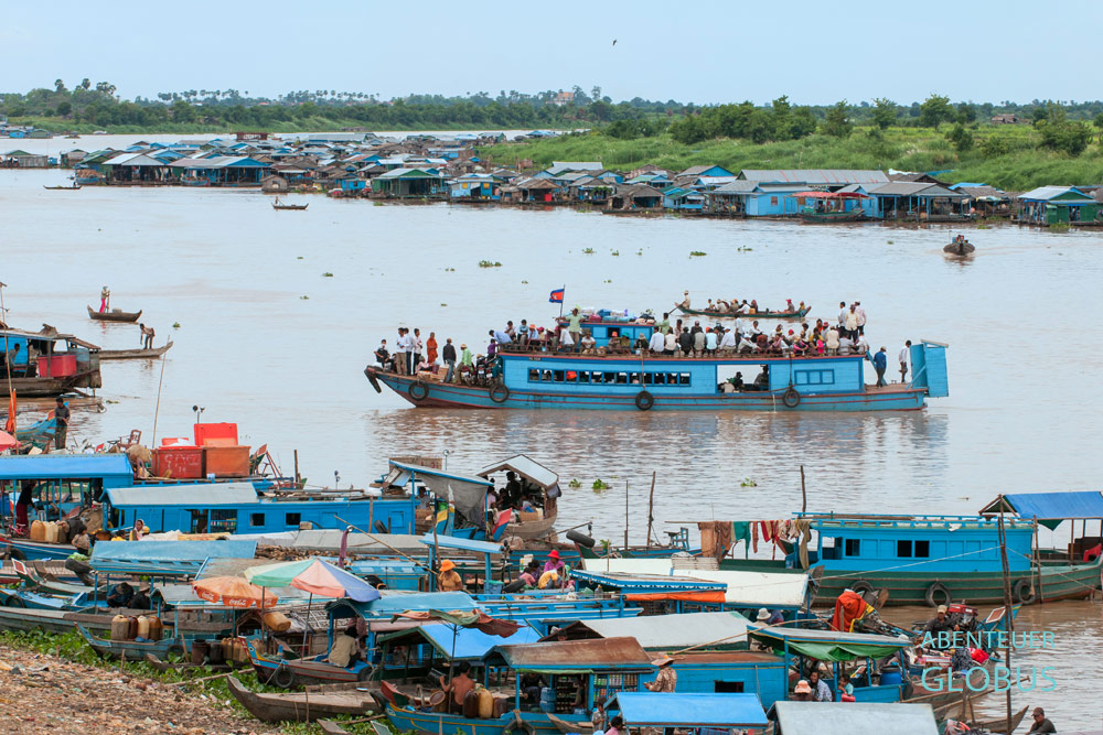 Kampong Chhnang: Von einer Bank am Hafen lässt sich gut das Treiben auf dem Tonle-Sap-Fluss beobachten.