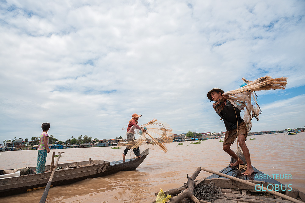 Kambodscha, Kompong Chhnang, Tonle Sap mit Wurfnetzfischer