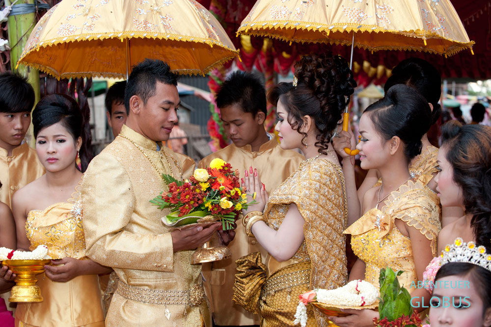 Kambodscha: Brautpaar in der Stadt Kratie. Geheiratet wird hier in traditioneller Tracht aus Seide.
