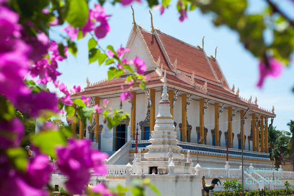 Kambodscha,  Kratie. Das Wat Louk steht im Mekong im Dorf Saob. Hier leben ein Mönch und einige Novize.