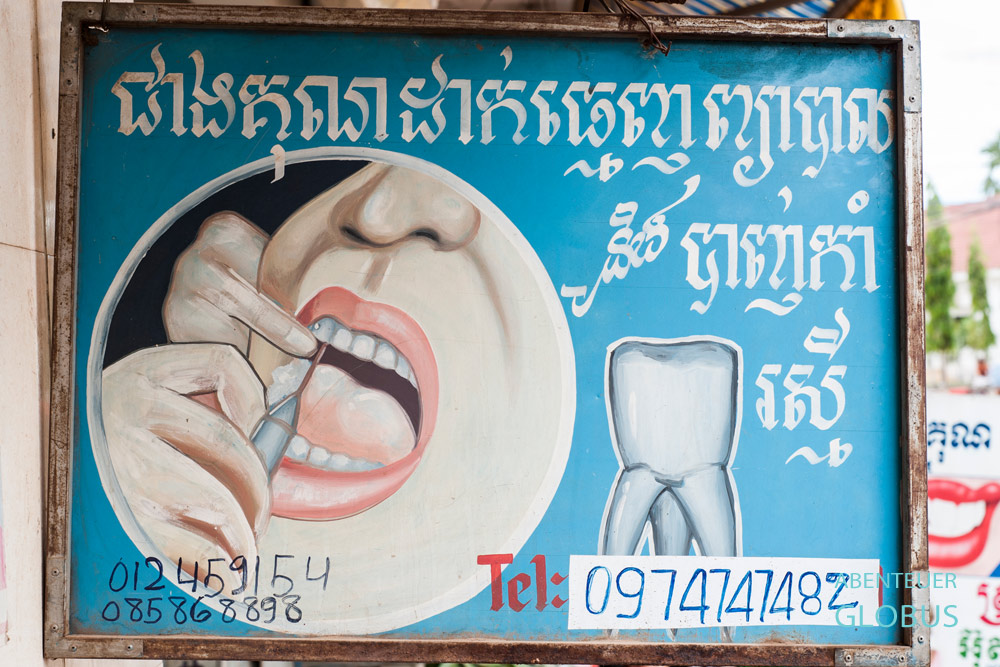 Mekong, Kambodscha, Kratie. Handgemalte Schilder findet man noch oft in Kambodscha. Werbung für einen Zahnarzt.