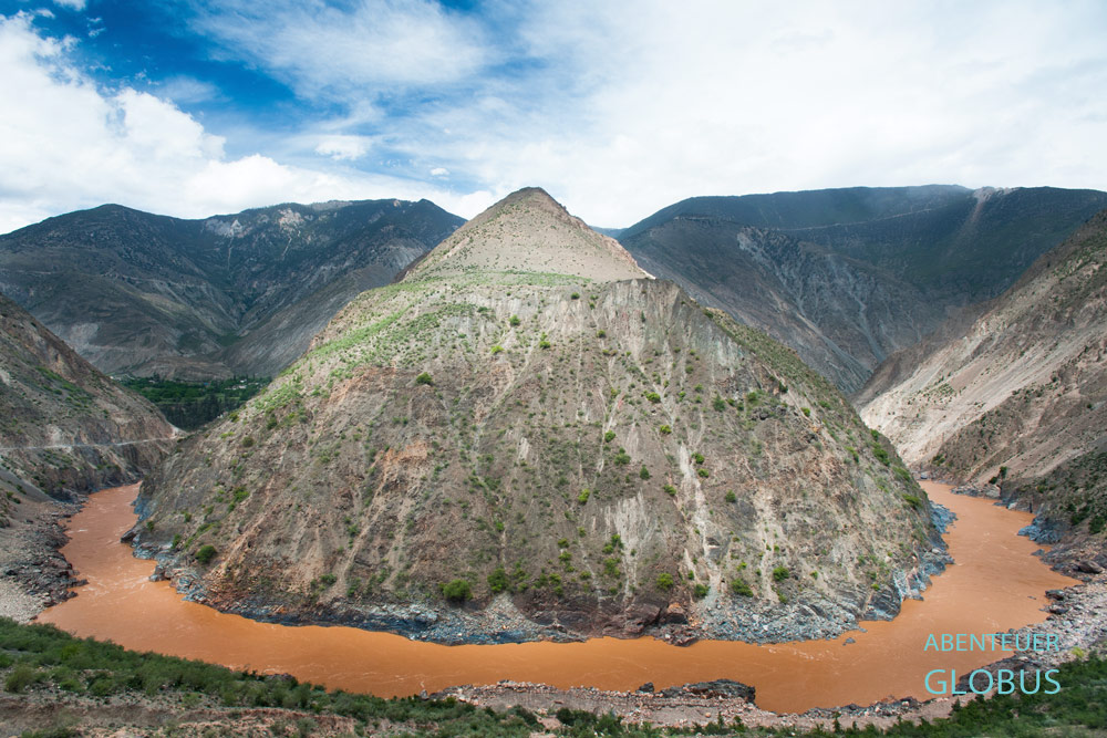 Yunnan. Der Lancang Jiang (Mekong) zwängt sich unterhalb der Meili-Schneeberge durch enge Täler und Schluchten.