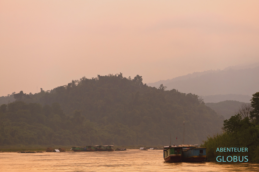 Abendstimmung am Mekong in Laos. Im Niemandsland zwischen Myanmar und Laos herrschen die Gesetze der Drogenbosse.