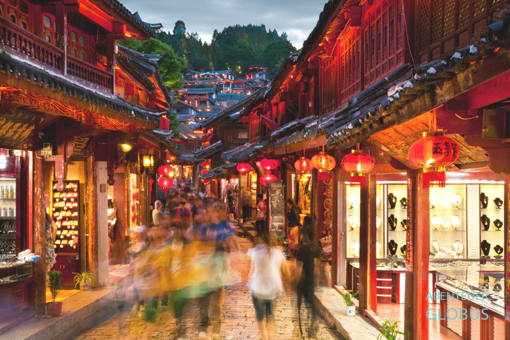 Yunnan, Lijiang. Die Altstadt wird am Abend mit roten Lampions illuminiert.