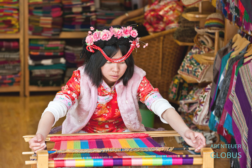 Yunnan, Lijiang. In den traditionellen Häusern geschnitzt, geklebt, graviert, gewebt, gemalt, gehobelt und geschraubt.