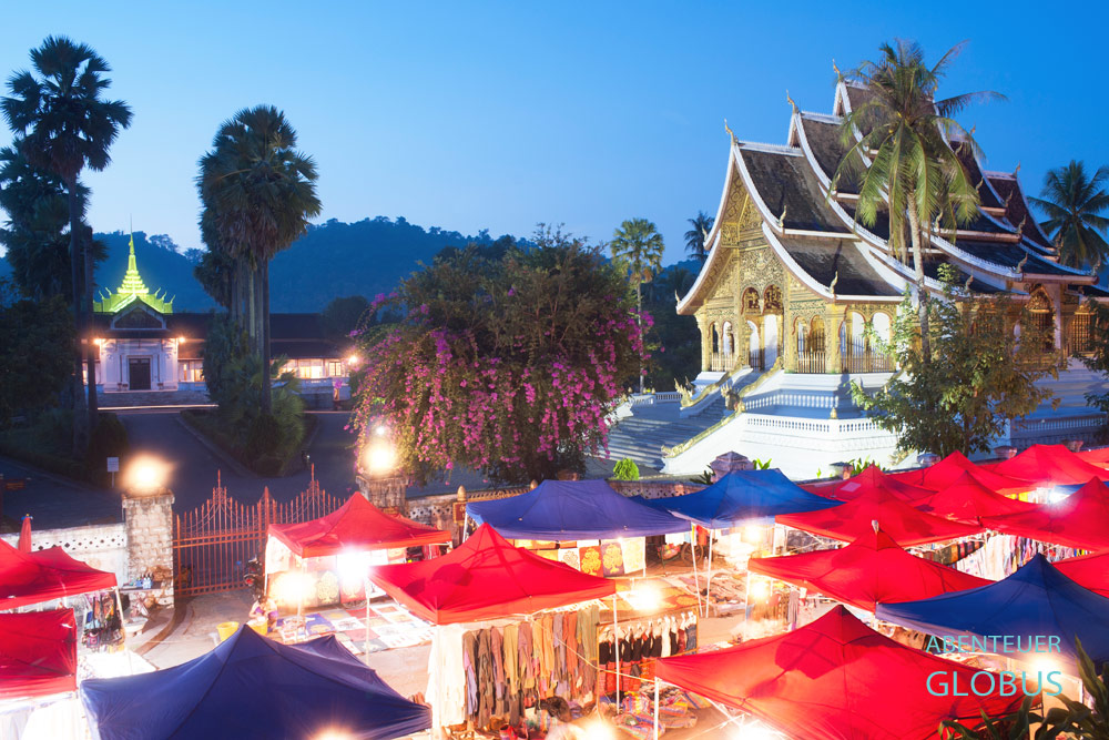 Der Nachtmarkt in der Sisavangvong-Straße im Zentrum der alten Königsstadt von Luang Prabang ist bei Touristen sehr beliebt.