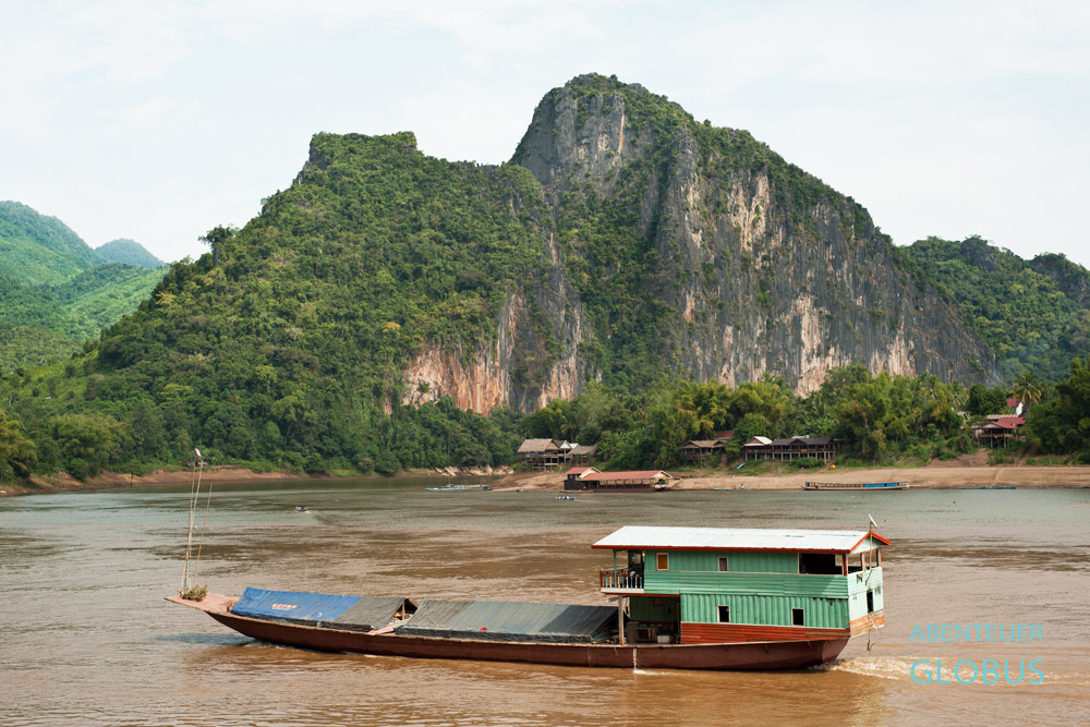 Die Holzboote auf dem Mekong transportieren Menschen, Tiere und Waren.
