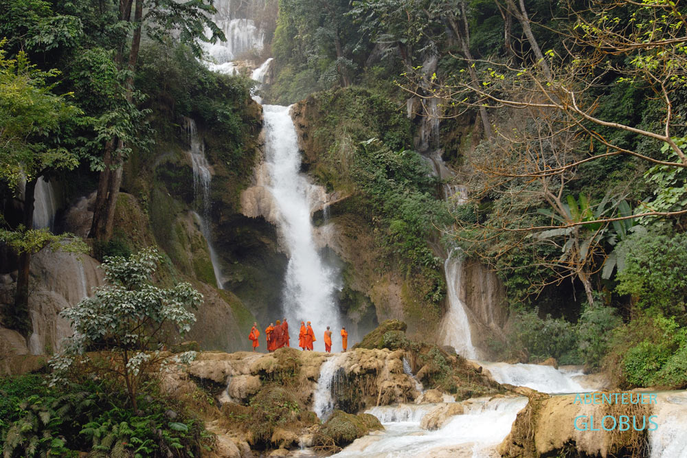 Umgeben von tropischer Landschaft stürzt der Wasserfall Kuang Si kaskadenförmig in die Tiefe. Er befindet sich nahe luang Prabang