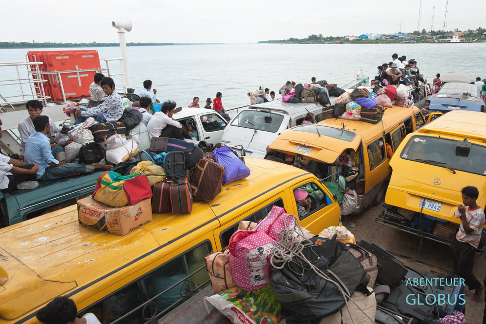 Mekong, Kambodscha. Wo keine Brücke vorhanden ist, gibt es Autofähren über den Mekong.