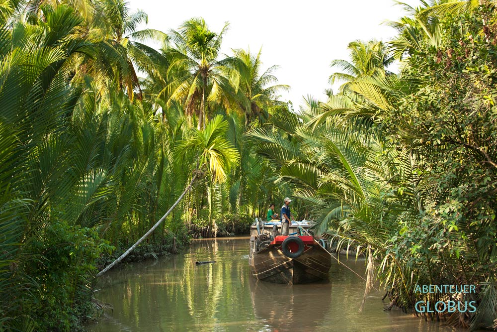 Kanäle mit Nipapalmen schlängeln sich durch die Umgebung von Ben Tre im Mekong-Delta von Vietnam.