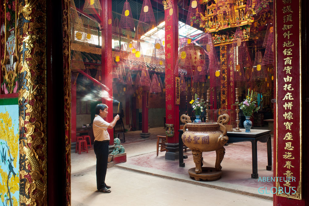 Mekong, Vietnam, Can Tho. Ein Gläubiger betet mit Räucherstäbchen in der buddhistischen Ong-Pagode.