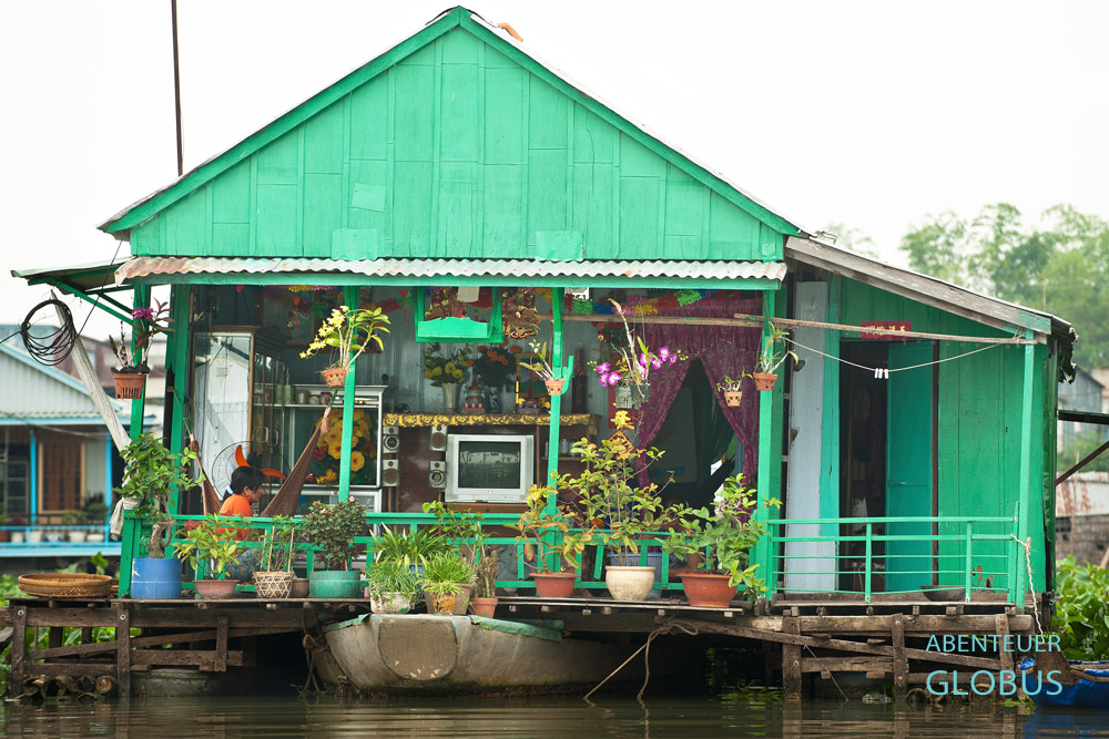 Mekong, Vietnam, Chau Doc. Schwimmendes Haus im Mekong-Delta unter dem der Fisch Pangasius gezüchtet wird.