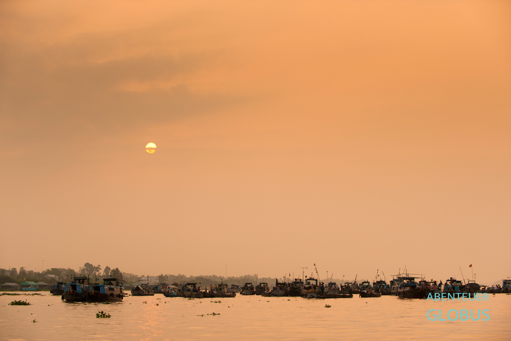 Mekong, Vietnam, Mekong-Delta, Chau Doc, Im Mekong-Delta spielt sich ein Teil des Lebens auf dem Wasser ab. In jeder größeren Stadt handeln die Vietnamesen vom Boot aus. So hat jeder schwimmende Markt seine Eigenheiten entwickelt.