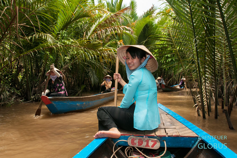 Mekong-Delta, My Tho: Ruderinnen auf einem Kanal mit Nipapalmen nahe der Einhorninsel (Con Thoi Son).