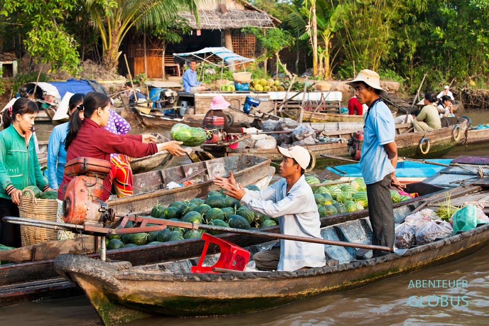Mekong, Vietnam, Mekong-Delta. Auf dem schwimmender Markt von Phong Dien treffen sich die Händler mit den Ruderbooten.