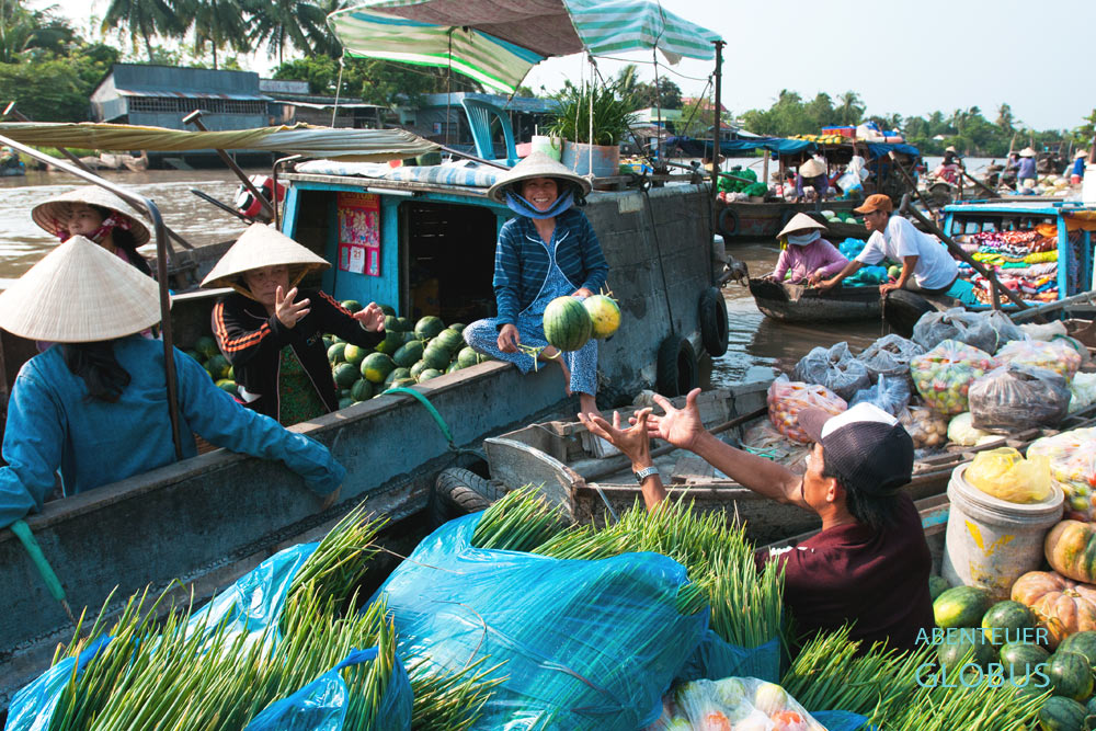 Schwimmender Markt in Vietnam im Mekong-Delta in Phong Dien. Die Vietnamesen verkaufen von ihren Booten Obst, Gemüse und Korbwaren. 