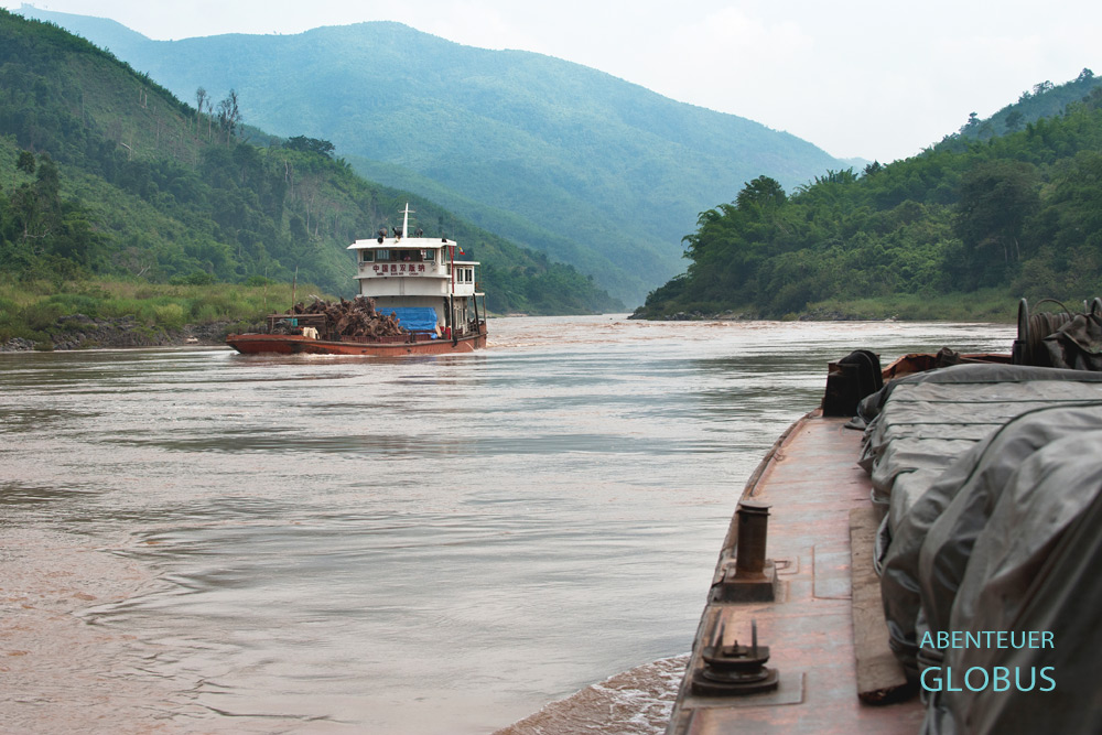 Cargoschiffe auf dem Mekong im Niemandsland zwischen Myanmar und Laos