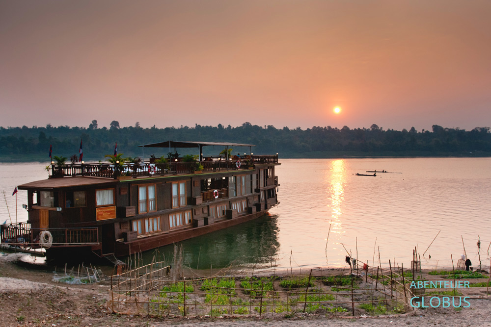 Laos, Provinz Champasak, Kabinenschiff Mekong Islands im Dorf Ban Hung Noi