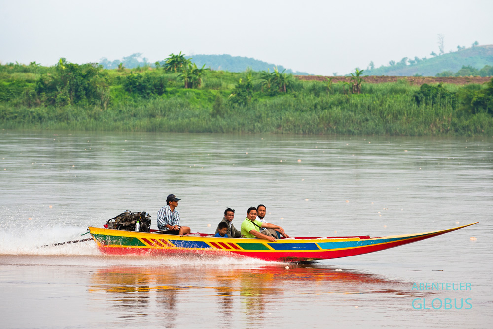 Thailand, Zeit ist Geld. Wie wild gewordene Wespen jagen die bunten Sechssitzer im Eiltempo von A nach B. Die Laoten sagen: „Wer mit dem Speedboot fährt, hat eine Verabredung mit dem Tod.“