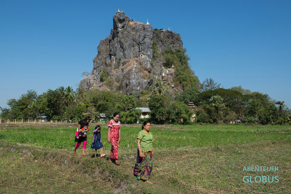 Myanmar, Mudon, Der Karstfelsen Kyauk Ta Lon Taung, 20 Kilometer südlich von Mawlamyaing, bietet eine Rundumsicht auf die grüne Landschaft bis hin zur Stadt Mudon.