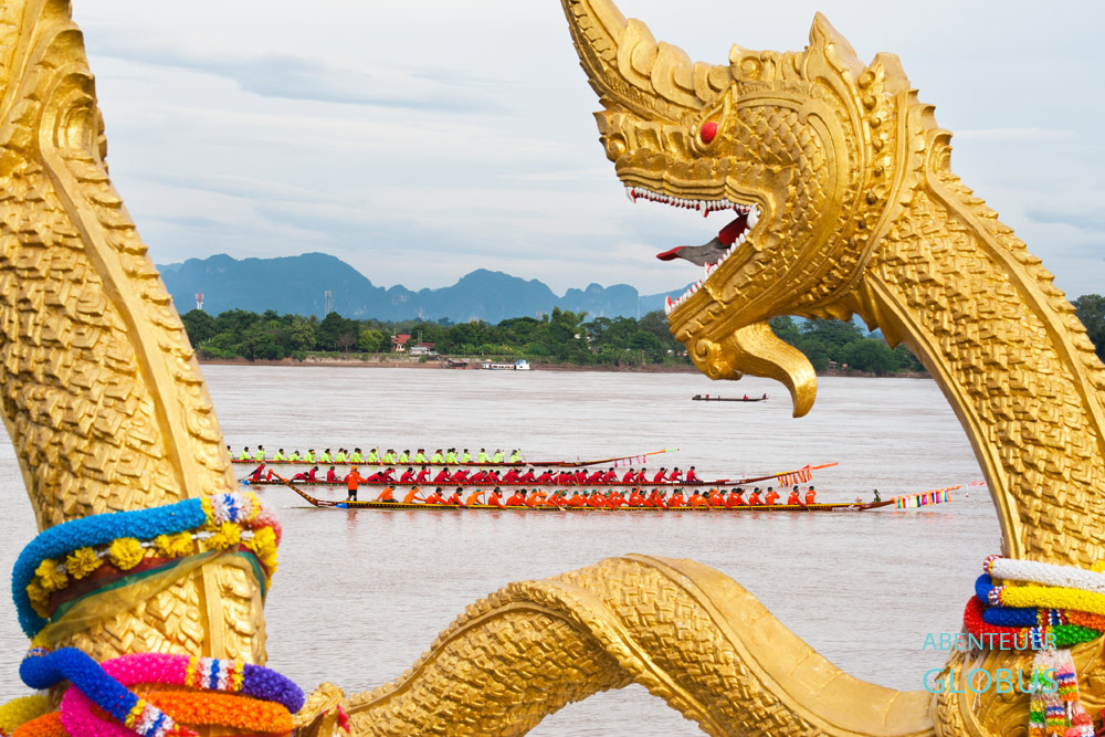 Nakhon Phanom in Thailand: Bootsrennen auf dem Mekong. Im Oktober oder November findet in Nakhon Phanom das Lichterbootsfest (Huea Fai) statt.