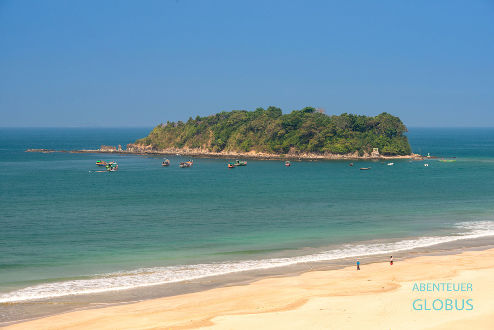 Myanmar, Ngwe Saung Beach und Liebesinsel Chittumya Kyun, die bei Ebbe zu Fuß erreicht werden kann.