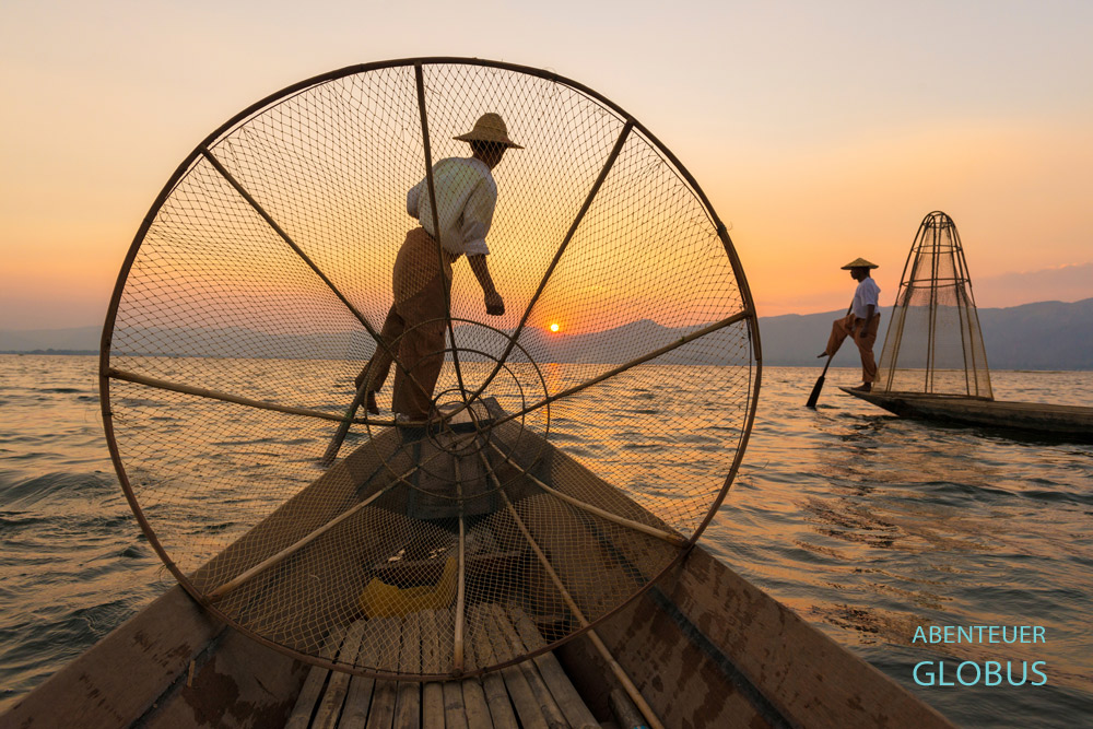 Myanmar, Nyaung Shwe, Fischer auf dem Inle-See. Die Männer vom Volk der Intha haben eine einzigartige Einbeinrudertechnik, um vorwärts zu kommen.