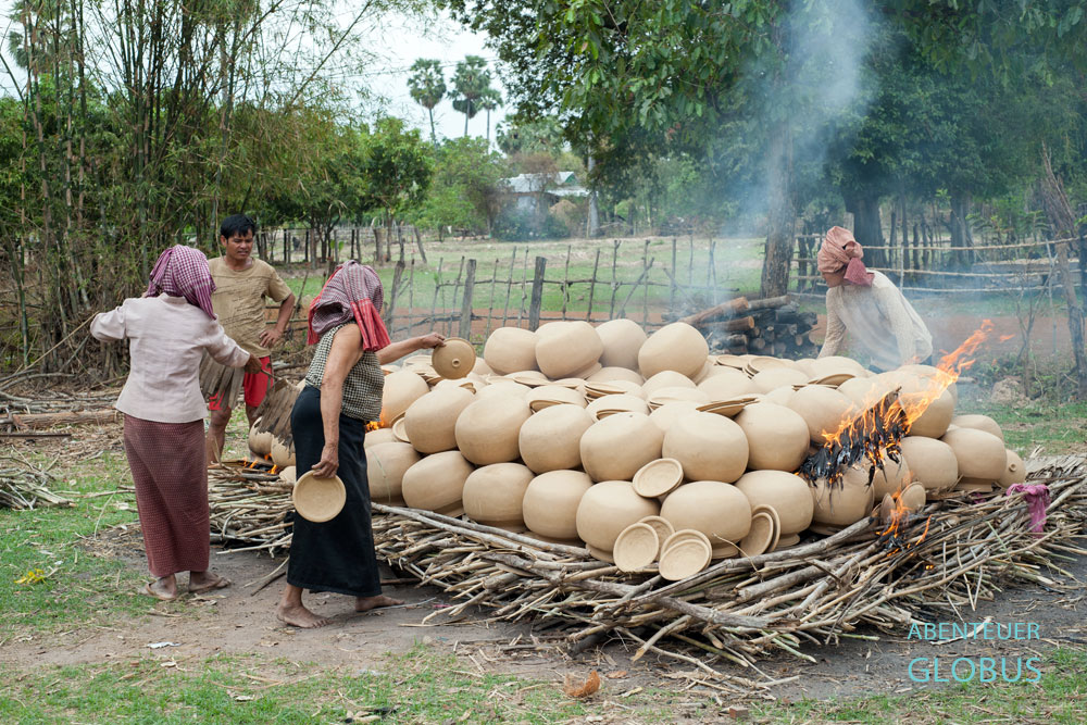 Kambodscha, Dorf Ondong Rossey: Diese Wasserkrüge sind für die kleinen Brennöfen zu groß.