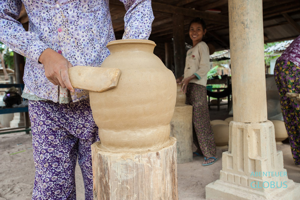 Kambodscha: Stolz zeigen die Töpferinnen Ondong Rossey die Fertigung von Tontöpfen.