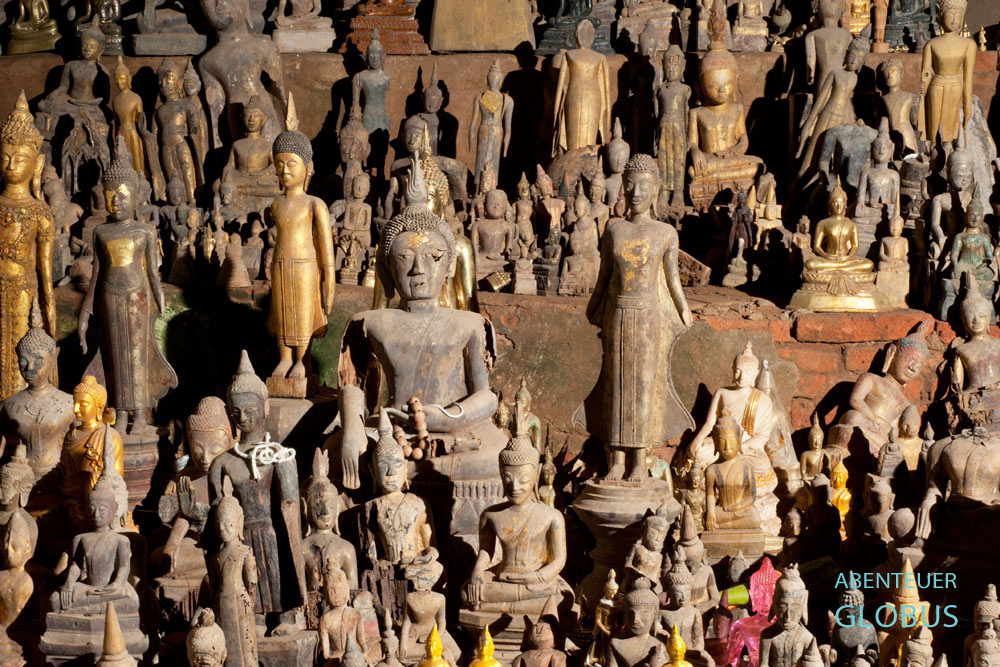 Mekong, Laos, Pak Ou, Höhle Tham Thing, Seit Jahrhunderten spenden hier die Laoten Buddha-Statuen. Ein Buddhist würde sich an den gespendeten Figuren nie vergreifen, Touristen schon.