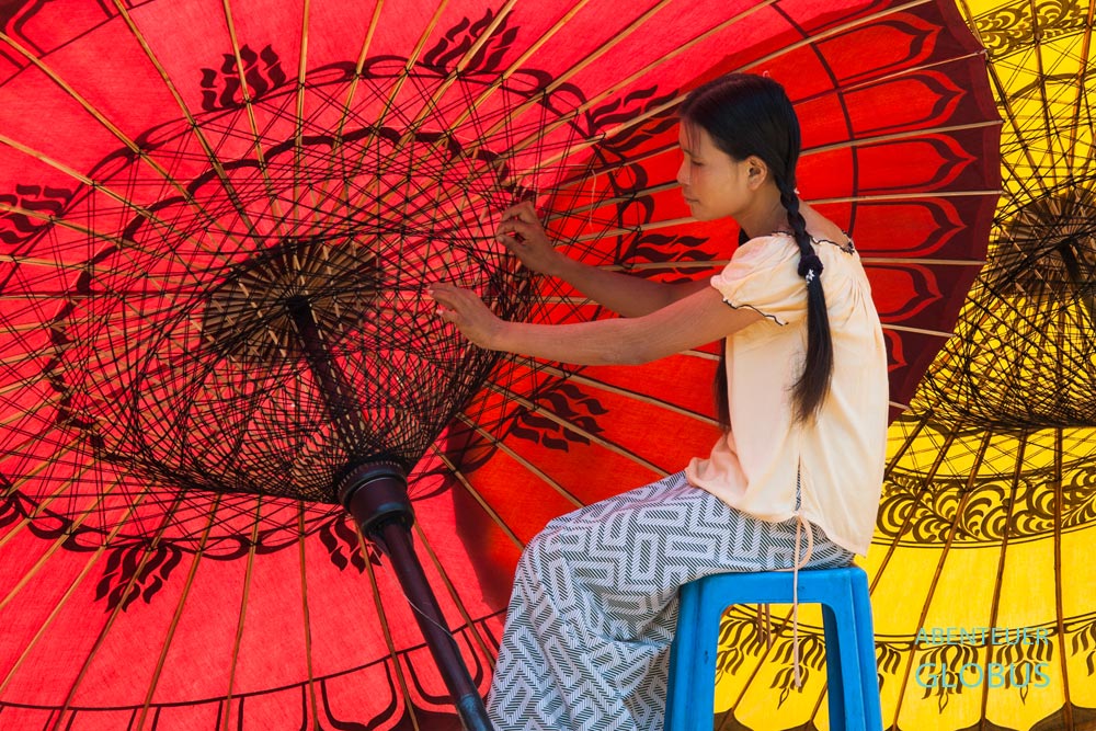 Myanmar, Pathein pflegt eine über 100-jährige Tradition der Schirmherstellung.