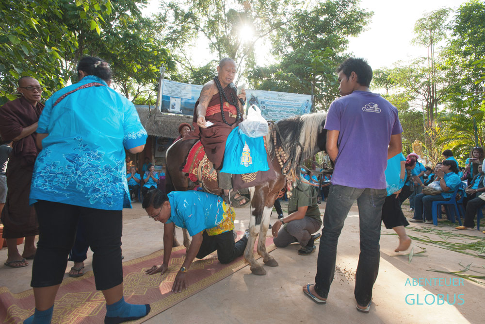 Thailand, Goldenes Dreieck, Pferdetempel Wat Phra Archa Thong: An den Wochenenden besuchen viele Thais das Kloster, um gemeinsam mit Mönch Phra Khru Bah zu beten und zu spenden.