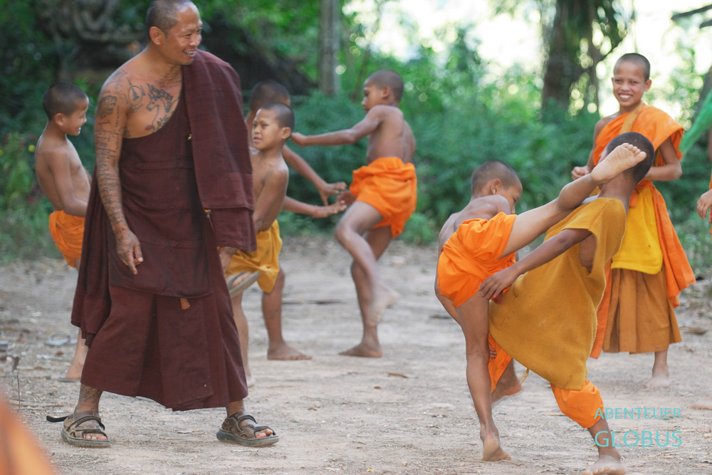 Goldenes Dreieck, Im Pferdetempel (Golden Horse Temple) ist der Nachmittag für Thailands beliebte Kampfsportart Muay Thai. reserviert. Mönch Phra Khru Bah war viele Jahre ein erfolgreicher Boxer.