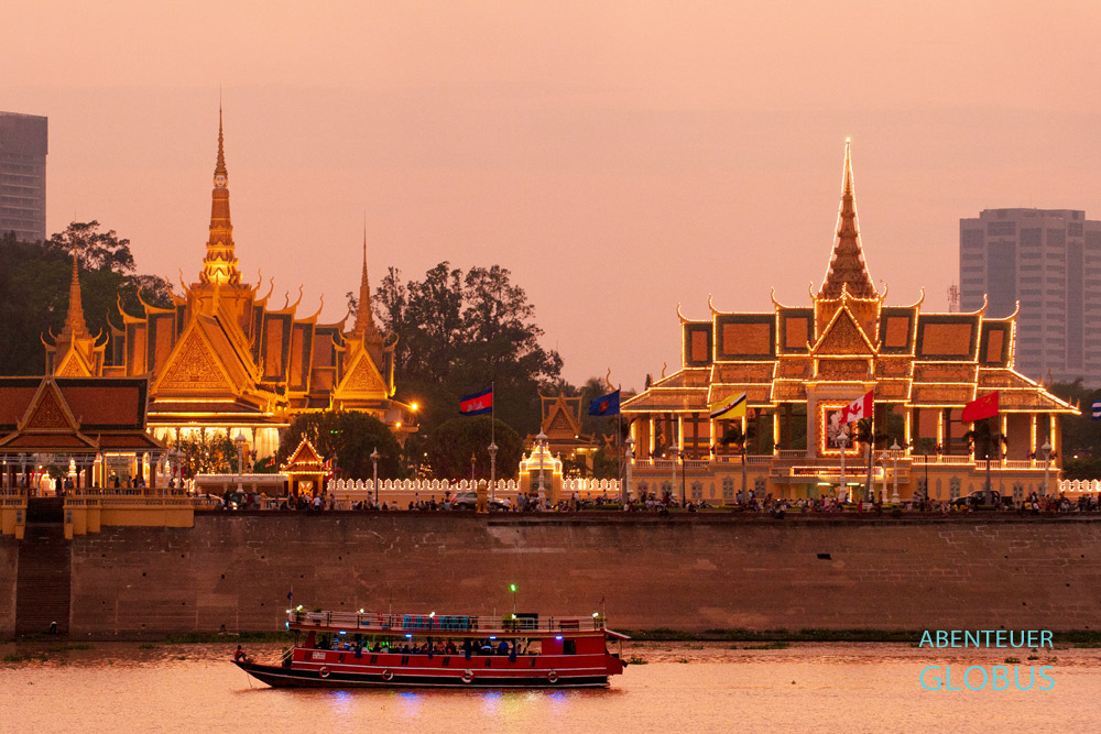 Der Königspalast grenzt an den drei Kilometer langen Sisowath Quay. Die Uferpromenade mit Restaurants und Bars zählt als Touristenzentrum von Phnom Penh.