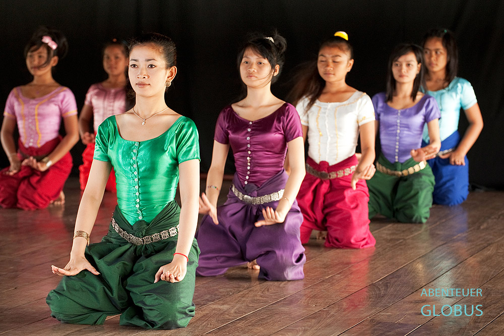 Phnom Penh: Nur durch tägliches Training können die Schülerinnen in der Apsara-Tanzschule den perfekten Apsara-Tanz in einer Show aufführen.
