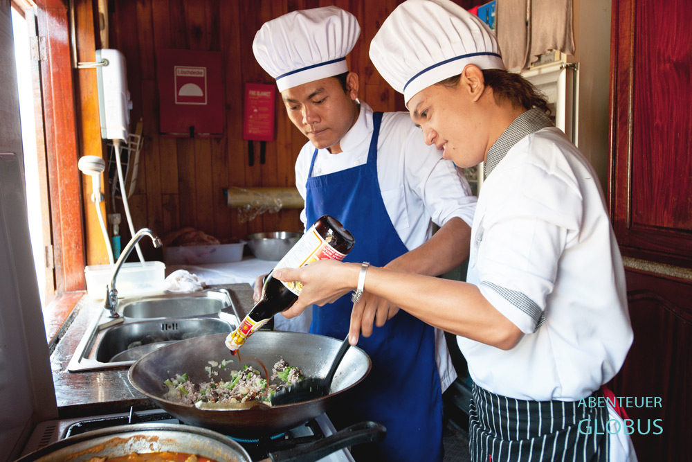 In der Bordküche vom Kabinenschiff Mekong Sun zaubert der Chefkoch leckere Speisen für die Fahrgäste.