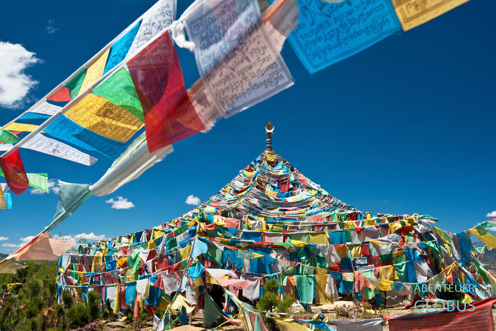 Yunnan, Shangri La (Zhongdian). Pilger haben am Baiji Si, dem Hühnertempel, eine Pyramide aus Gebetsfahnen errichtet.